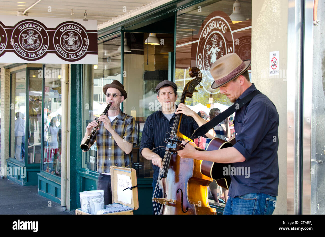 Musiker außerhalb der ersten Starbucks speichern Stockfoto