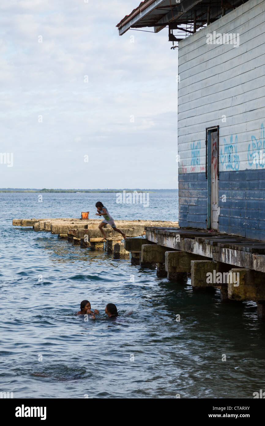 Kinder spielen im Meer auf Isla Colon, Bocas del Toro, Panama. Stockfoto