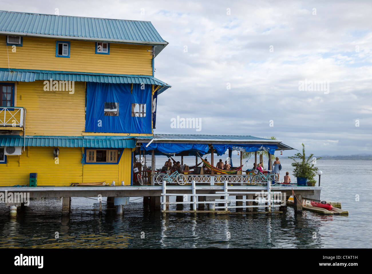 Restaurant über dem Meer in Bocas Stadt auf Isla Colon, Bocas del Toro, Panama. Stockfoto