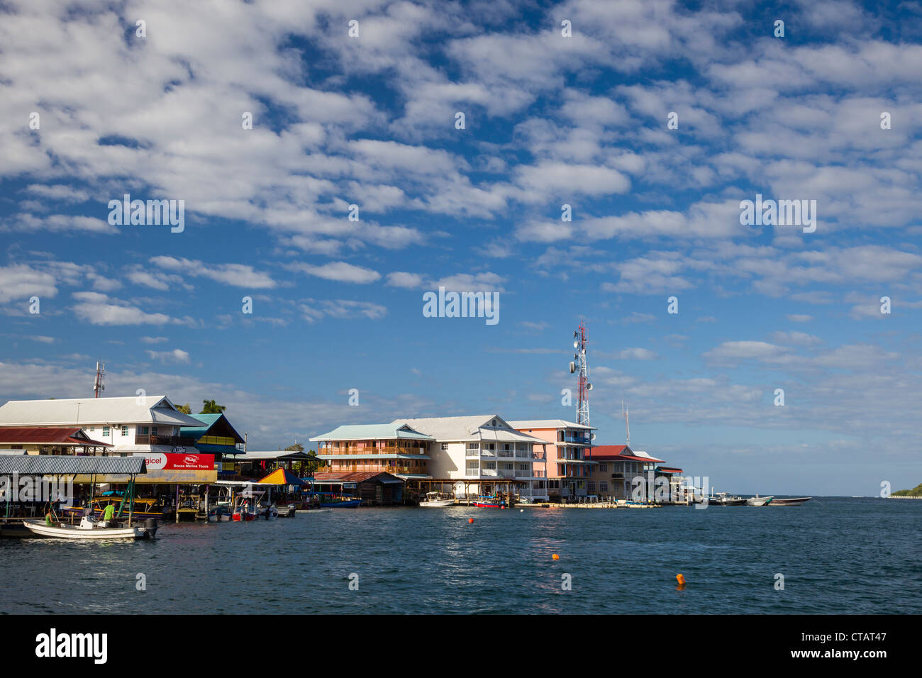 Seaside Hotels und Restaurants in Bocas Stadt auf Isla Colon, Bocas del Toro, Panama. Stockfoto