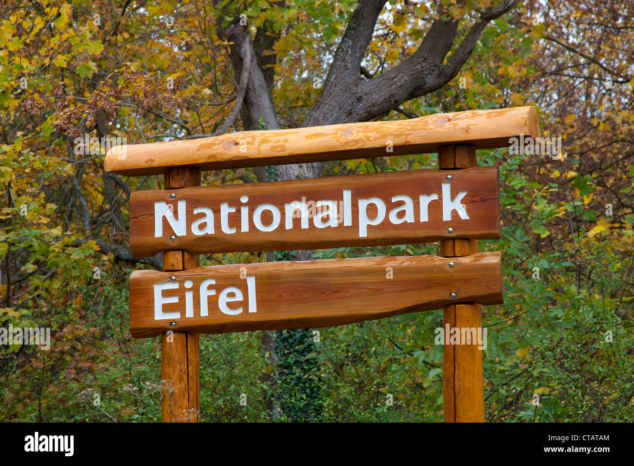 Wegweiser "Nationalpark Eifel" am Eifelsteig Wanderweg, North Rhine-Westphalia, Germany, Europa Stockfoto