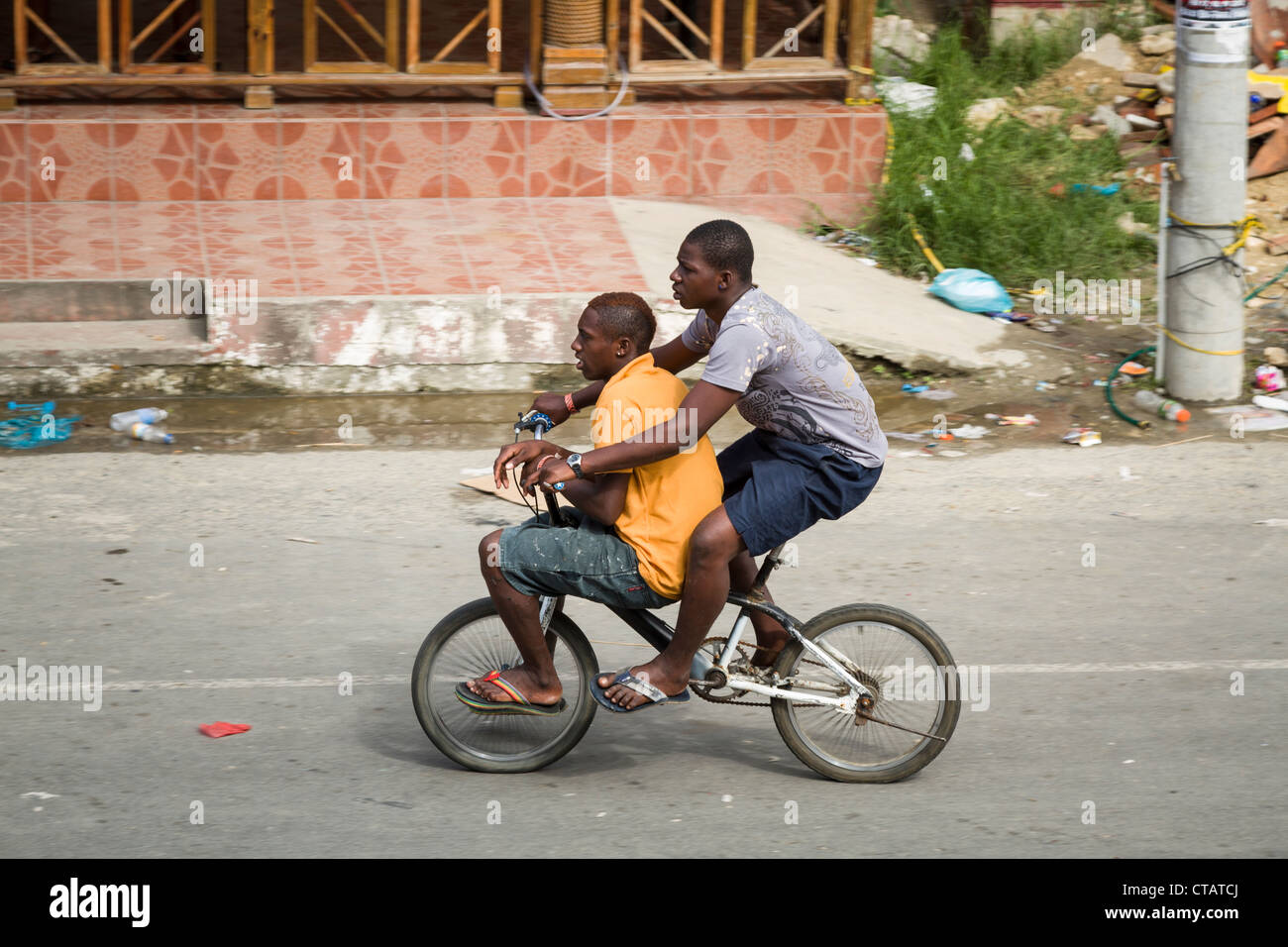 Zwei Jugendliche, die mit dem Fahrrad in Bocas Stadt auf Isla Colon, Bocas  del Toro, Panama Stockfotografie - Alamy