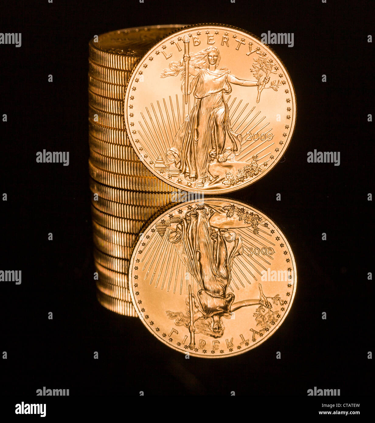 Reflexion der einzelnen Goldmünze und Stack auf schwarze polierte Oberfläche Stockfoto