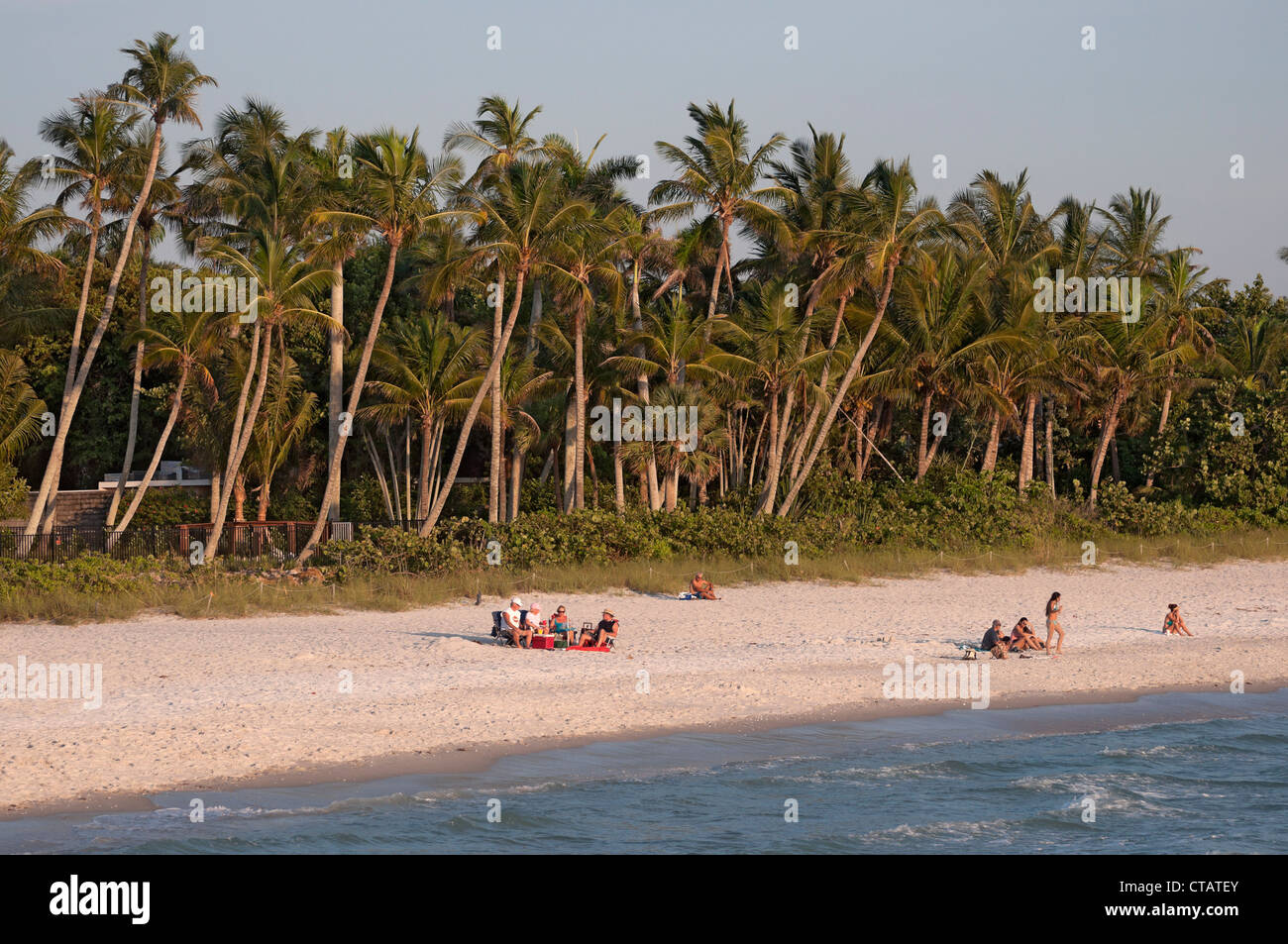 Familien genießen die saubere Gewässer und Golf Küstenstrände in Naples, Florida. Stockfoto