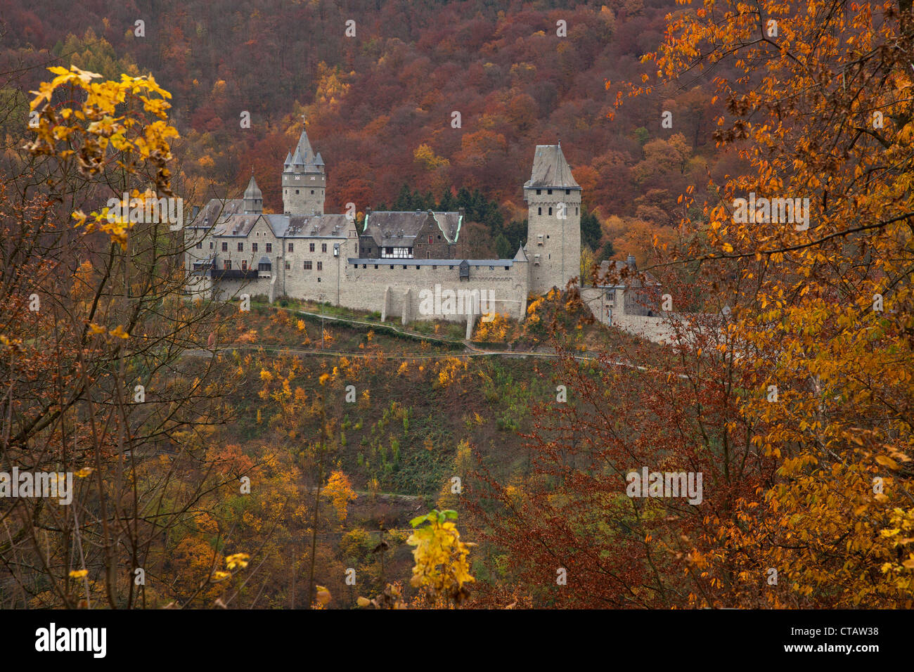 Ansicht der Burg Altena auf einem Sporn, Sauerland, Nordrhein-Westfalen, Deutschland, Europa Stockfoto
