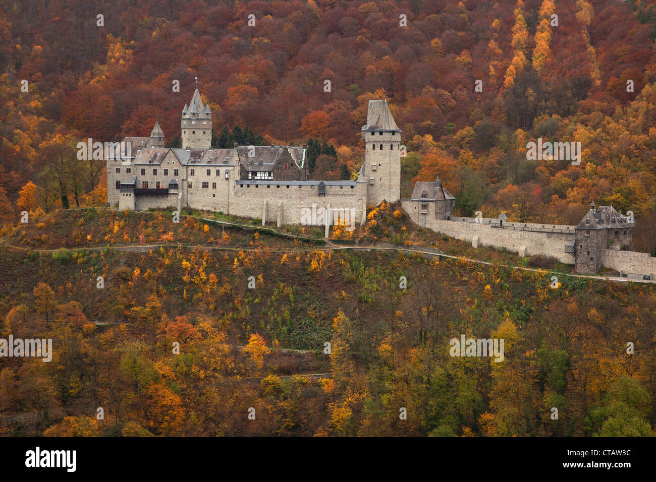 Ansicht der Burg Altena auf einem Sporn, Sauerland, Nordrhein-Westfalen, Deutschland, Europa Stockfoto