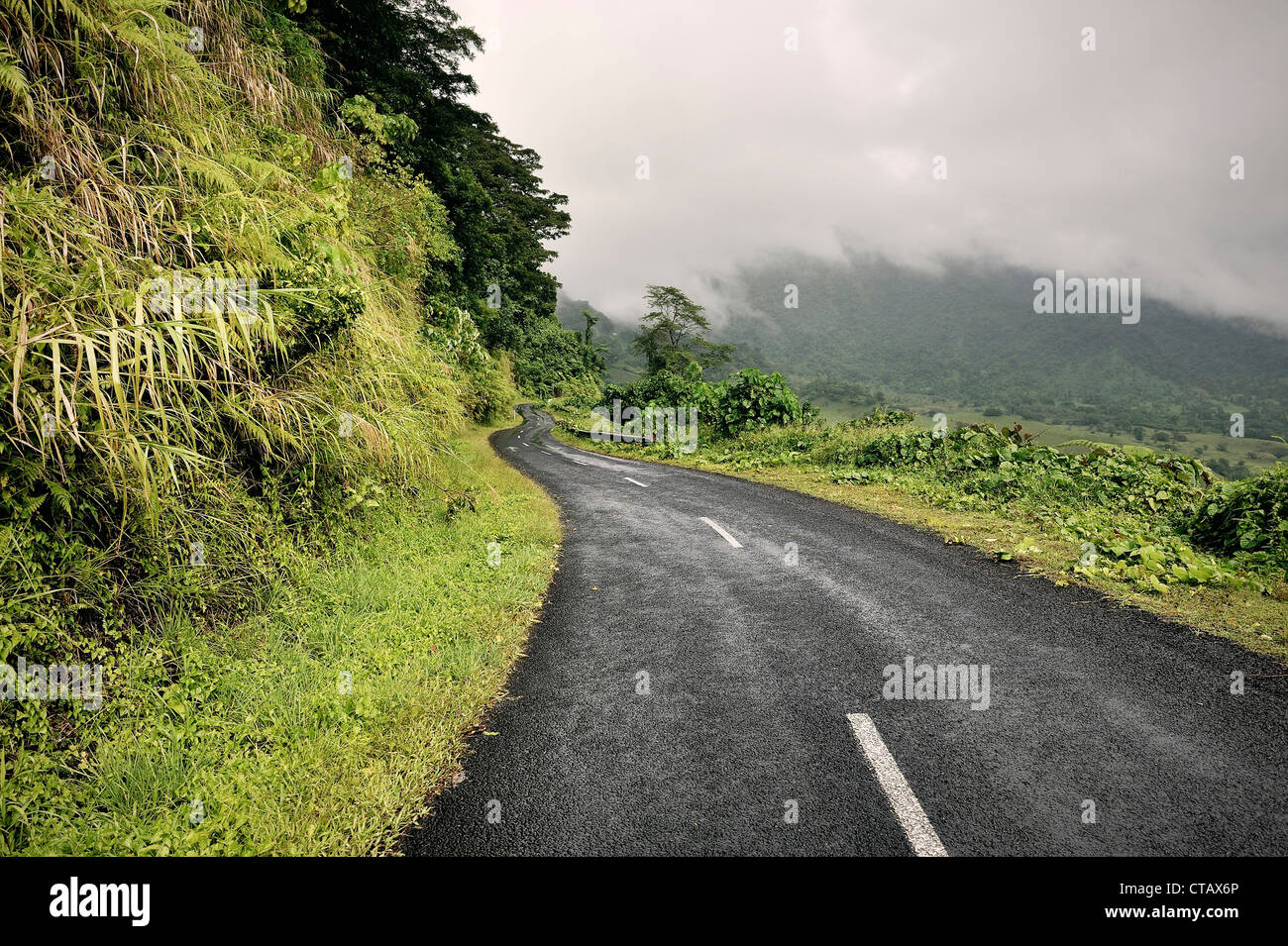 Straße im Innenraum auf Upolu, Berge und Wolken, Samoa, Southern Pacific Stockfoto