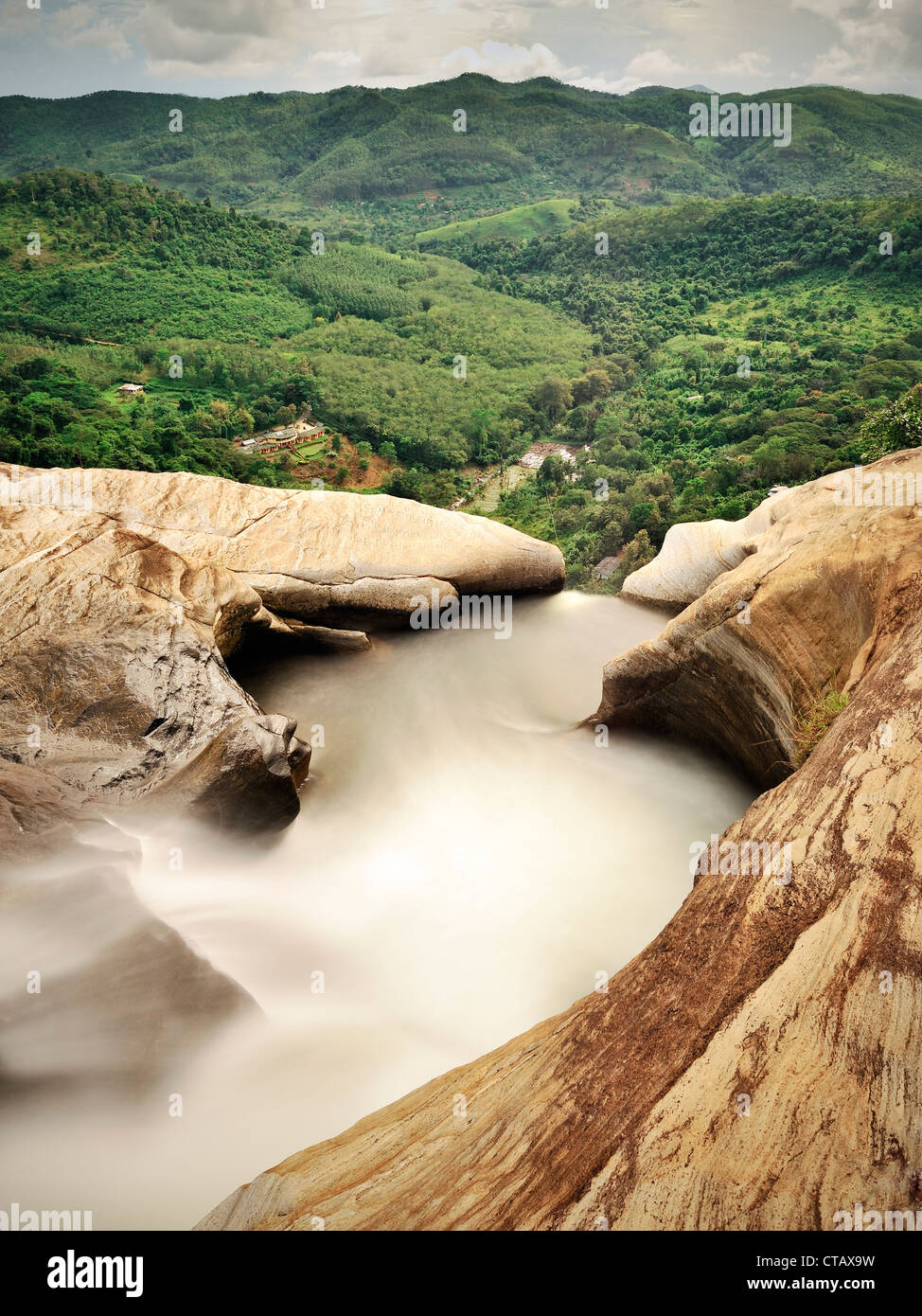 Blick auf die umliegenden Berge auf der Diyaluma Wasserfall, Haputale Wellawaya, Hill Country, Sri Lanka Stockfoto