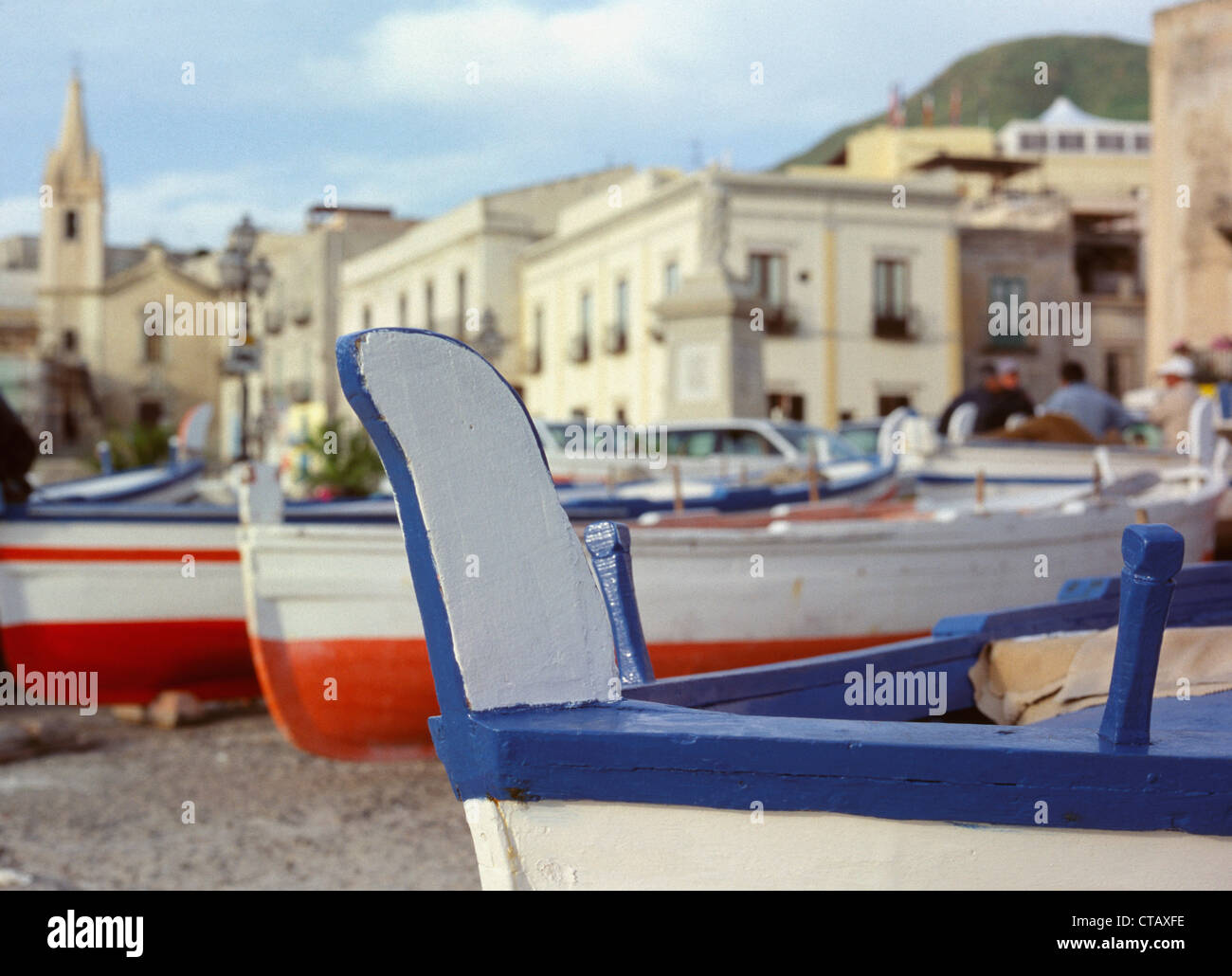 Der Bootshafen in Lipari, Sizilien auf den Äolischen Inseln. (Marina Corte) Stockfoto