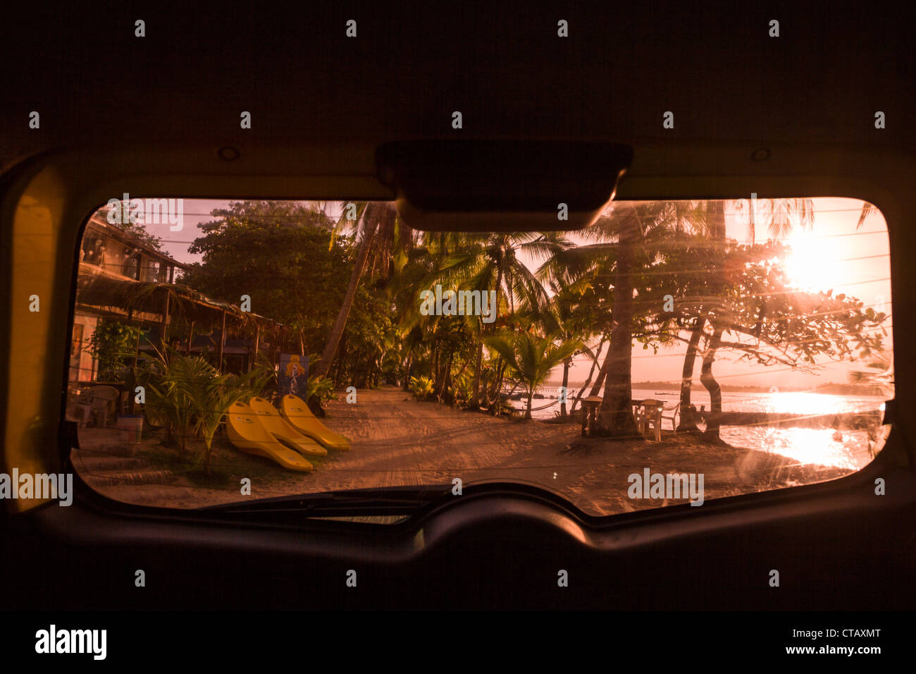 Dunstige Sonne scheint durch Autofenster bei Boca del Drago, Isla Colon, Bocas del Toro, Panama. Stockfoto