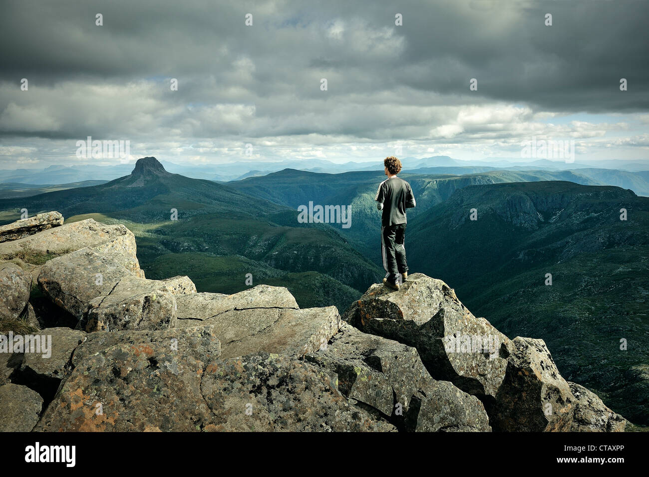 Wanderer auf Cradle Mountain, Blick auf Barn Bluff, Cradle Mountain Lake St. Clair National Park, Tasmanien, Australien Stockfoto