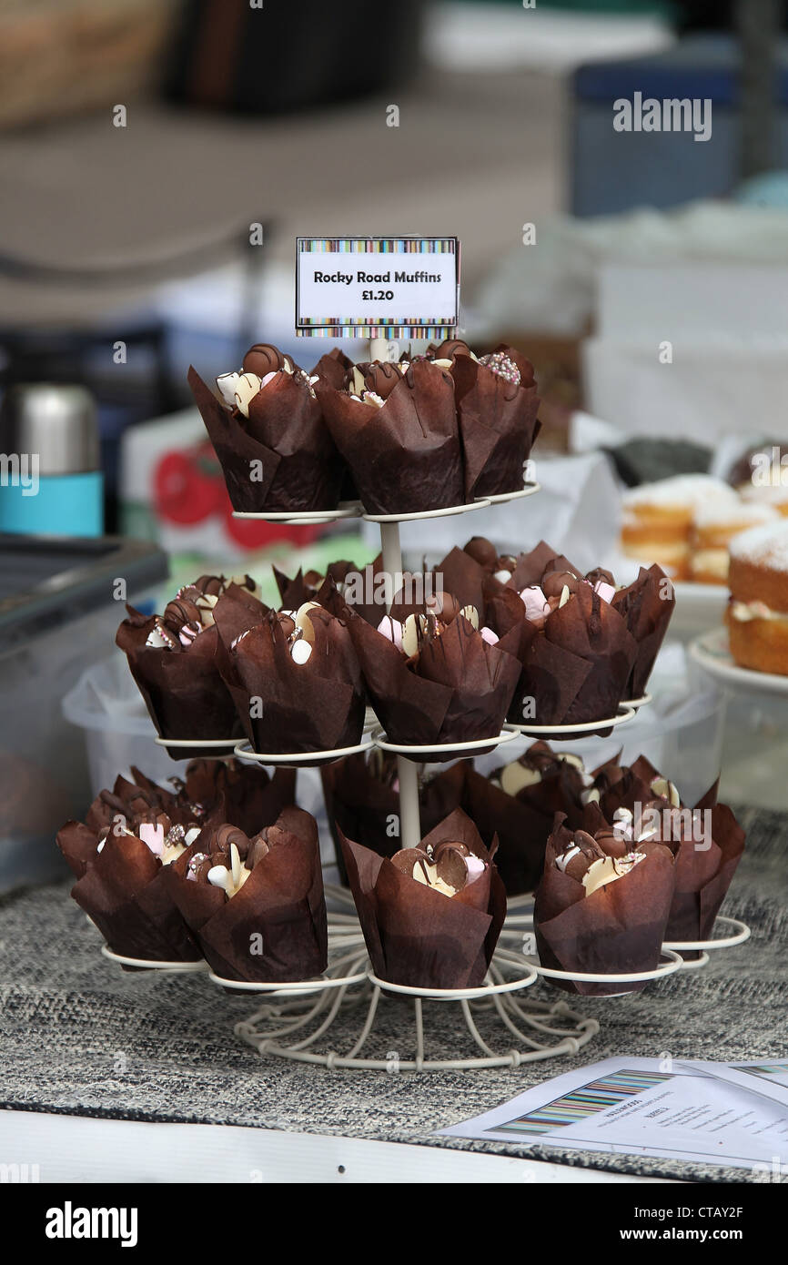 Rocky Road Muffins zum Verkauf an Bakewell Farmers Market Stockfoto