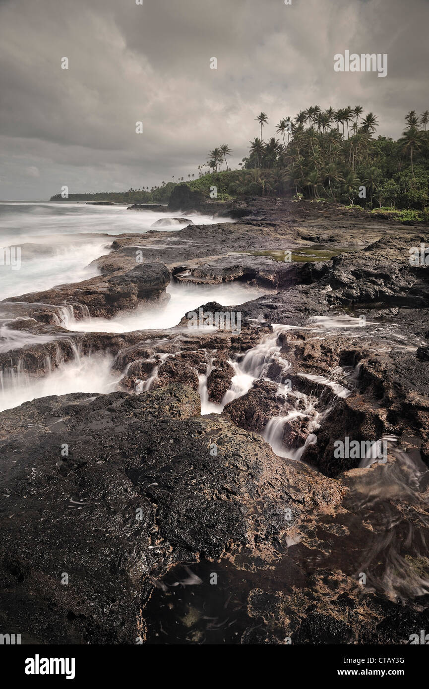 Schwellen Sie an Lava Küste herum zu Sua Ozeangraben, Lotofaga, Upolu, Samoa, südlichen Pazifischen Inseln, Langzeitbelichtung Stockfoto