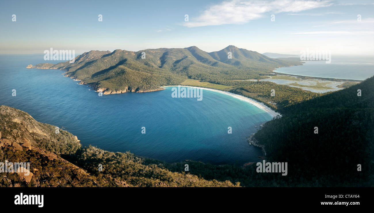 Panoramablick auf die Wineglass Bay von Mount Amos, Freycinet National Park, Tasmanien, Australien, Tasmanische See Stockfoto
