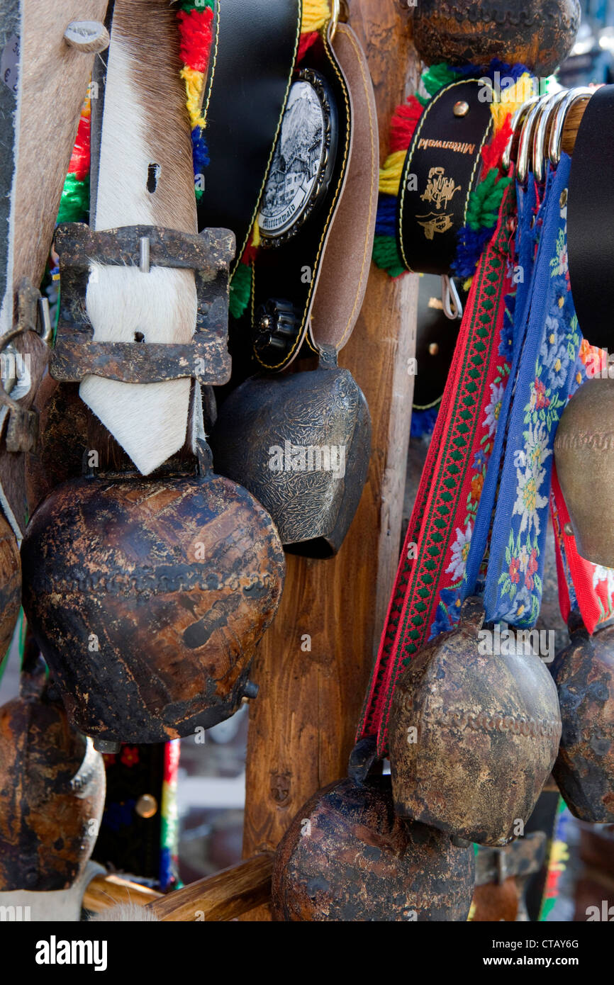 Traditionelle Kuhglocken auf einen Souvenir-Shop, Mittenwald, Bayern, Deutschland Stockfoto