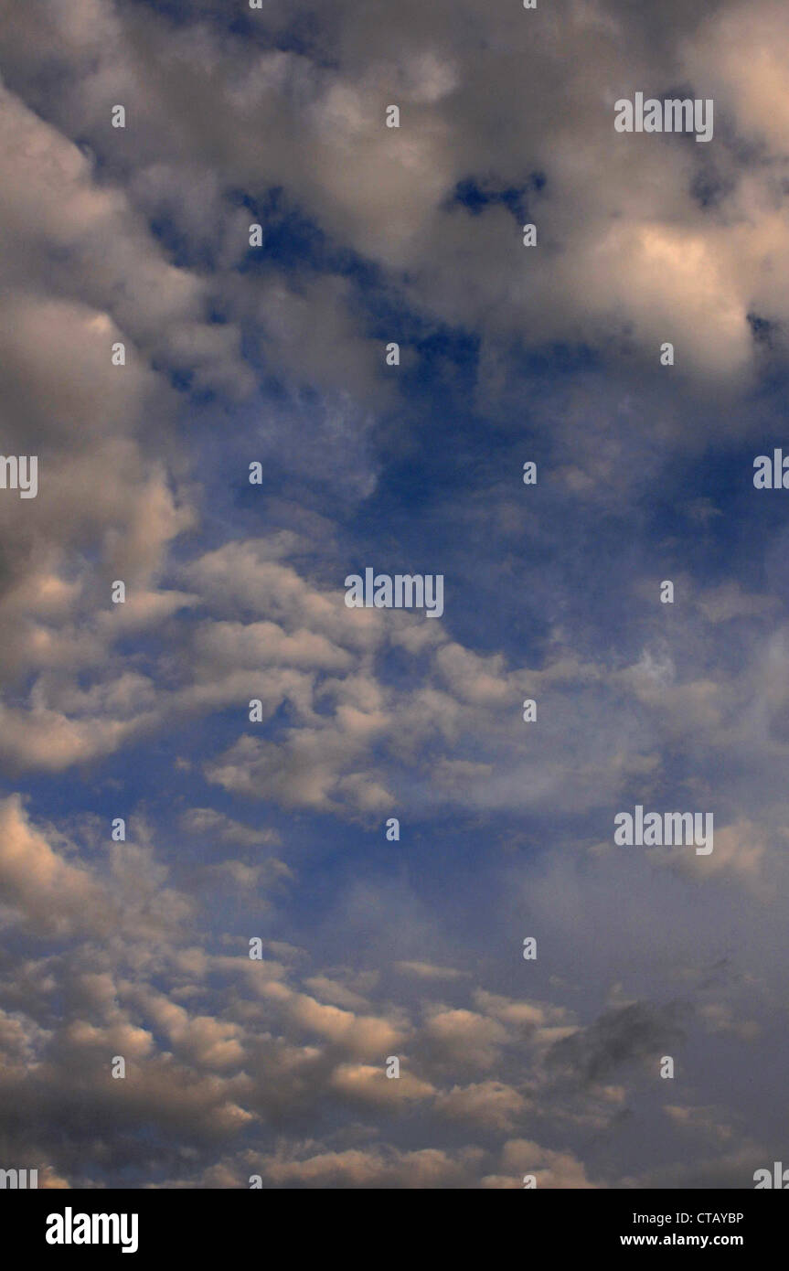 Blauer Himmel mit Wolken Stockfoto