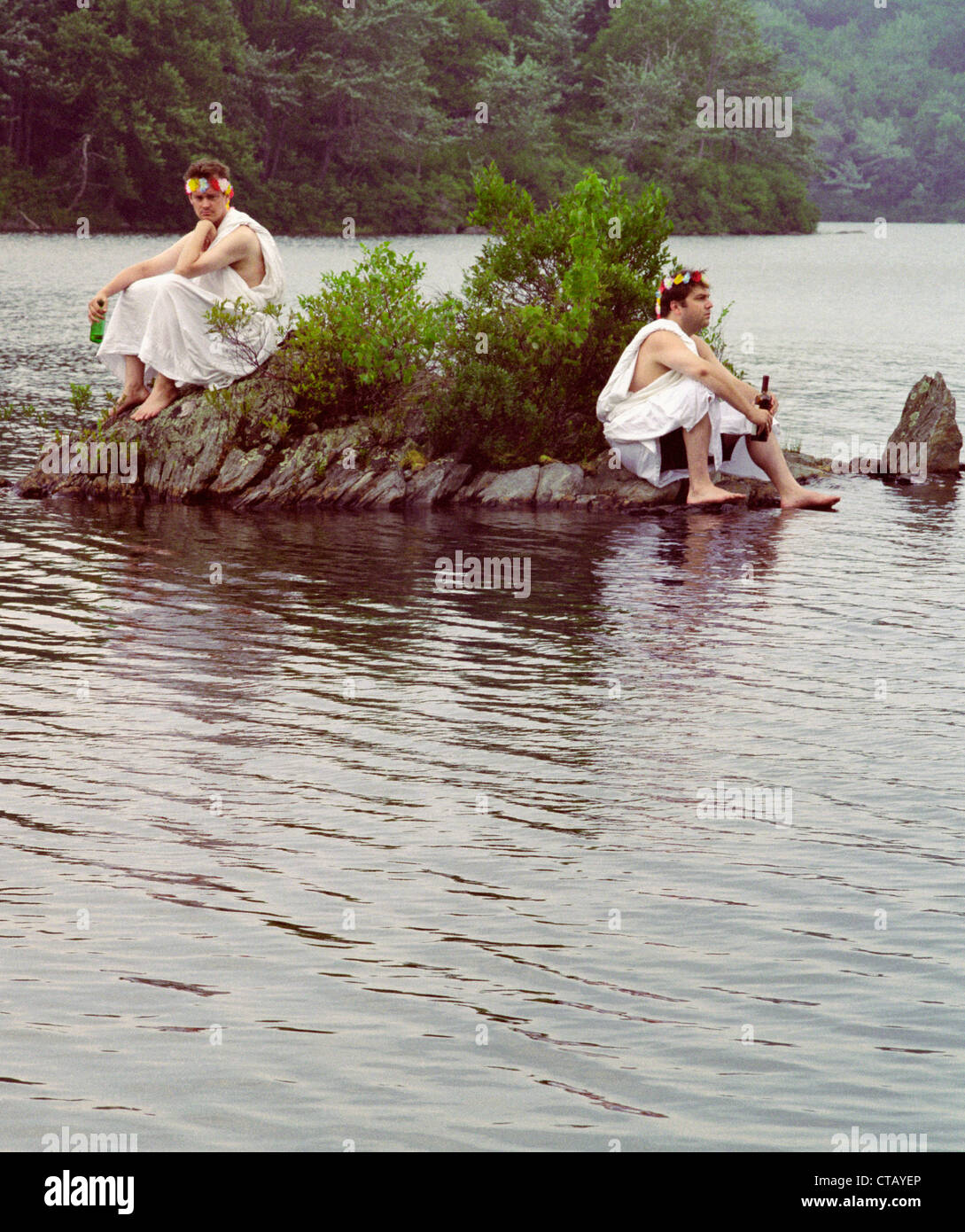 Zwei Männer in Togen gestrandet auf einer Insel in einem See. Stockfoto