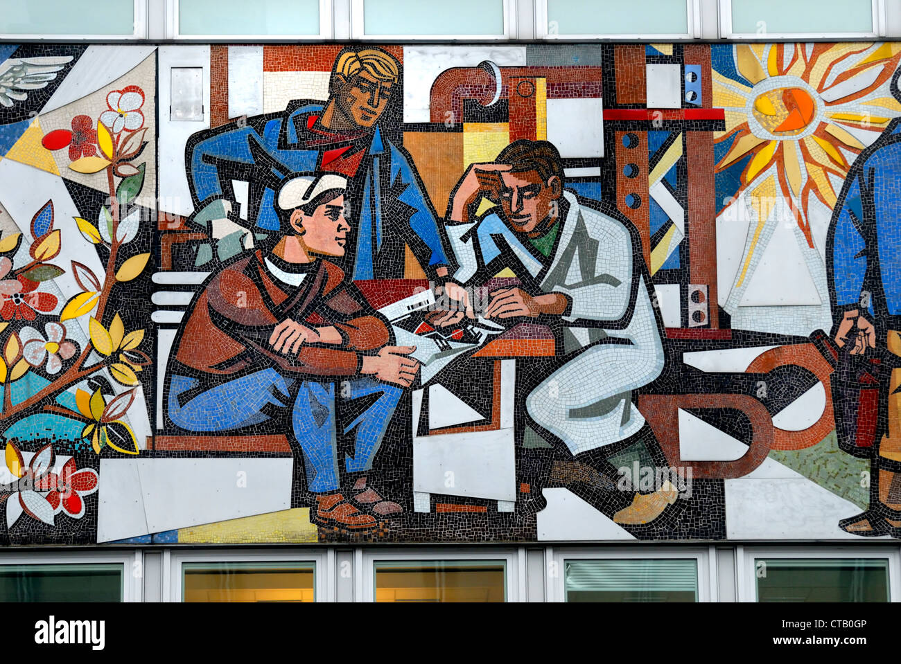 Berlin, Deutschland. Detail aus "Unsere Leben" ("unser Leben") Mosaik (1963; Walter Womacka) "Haus des Lehrers" / Haus des Lehrers Stockfoto