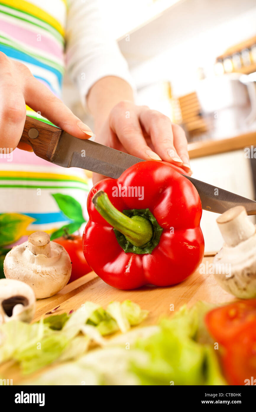 Frauenhand Tomaten Paprika, hinter frisches Gemüse schneiden. Stockfoto