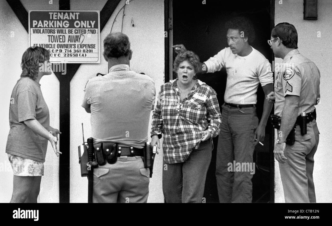 Polizei Eingreifen in einen Streit zwischen Nachbarn in einem Motel in San Clemente, CA. Stockfoto