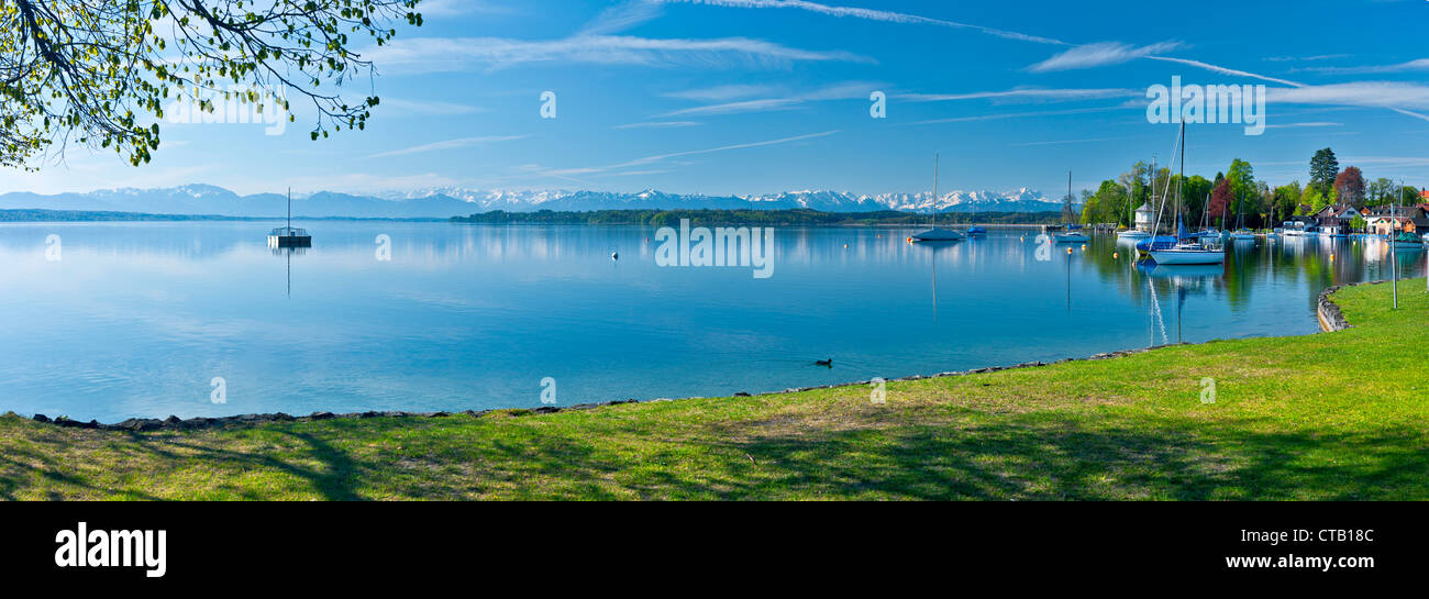Blick über den Starnberger See, schneebedeckten Alpen, Tutzing, Oberbayern, Deutschland Stockfoto