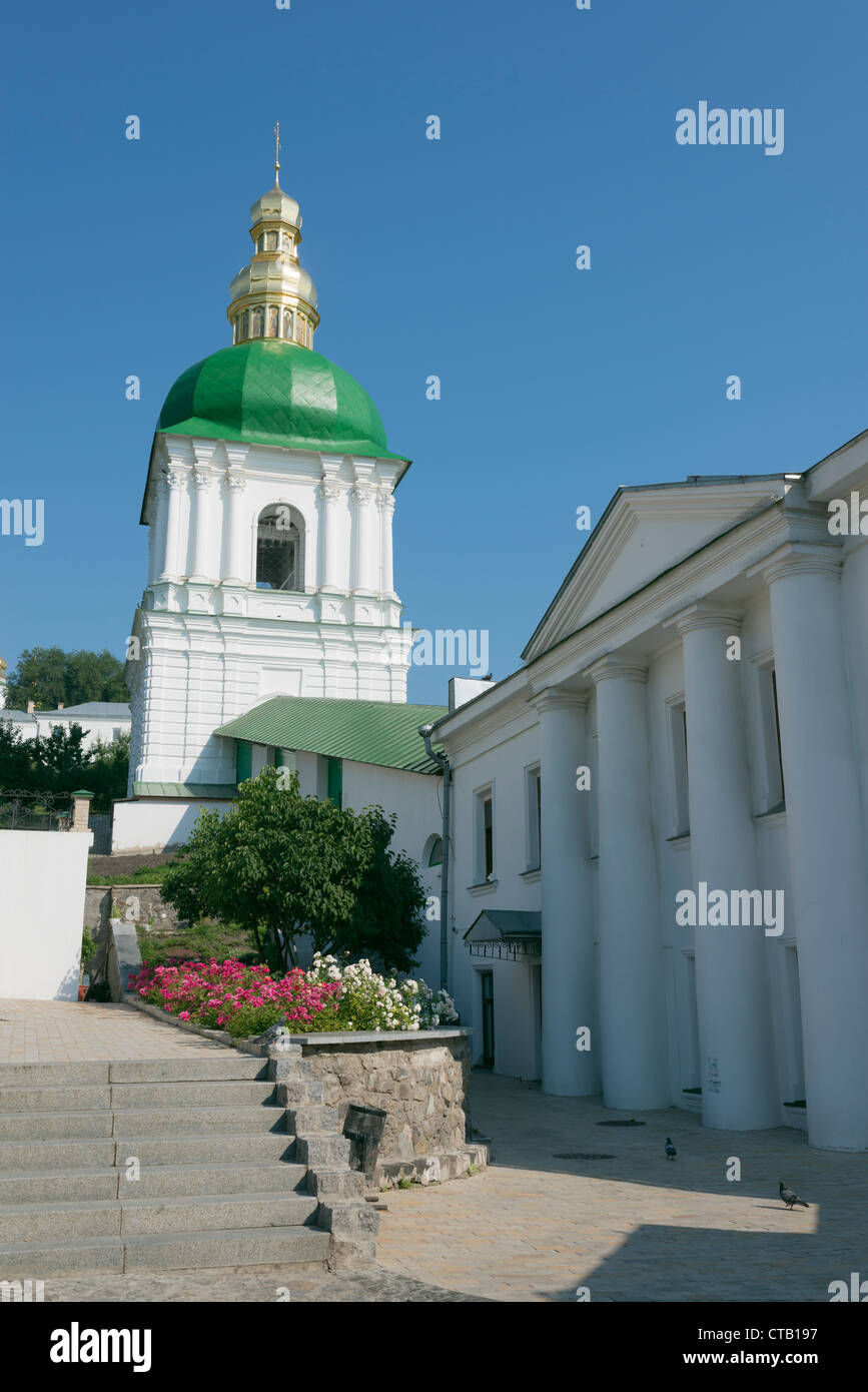 Glockenturm in der Nähe von Höhlen (1760) und Kirche aller ehrwürdigen Väter von Pechersk (1839) im Kiewer Höhlenkloster Stockfoto