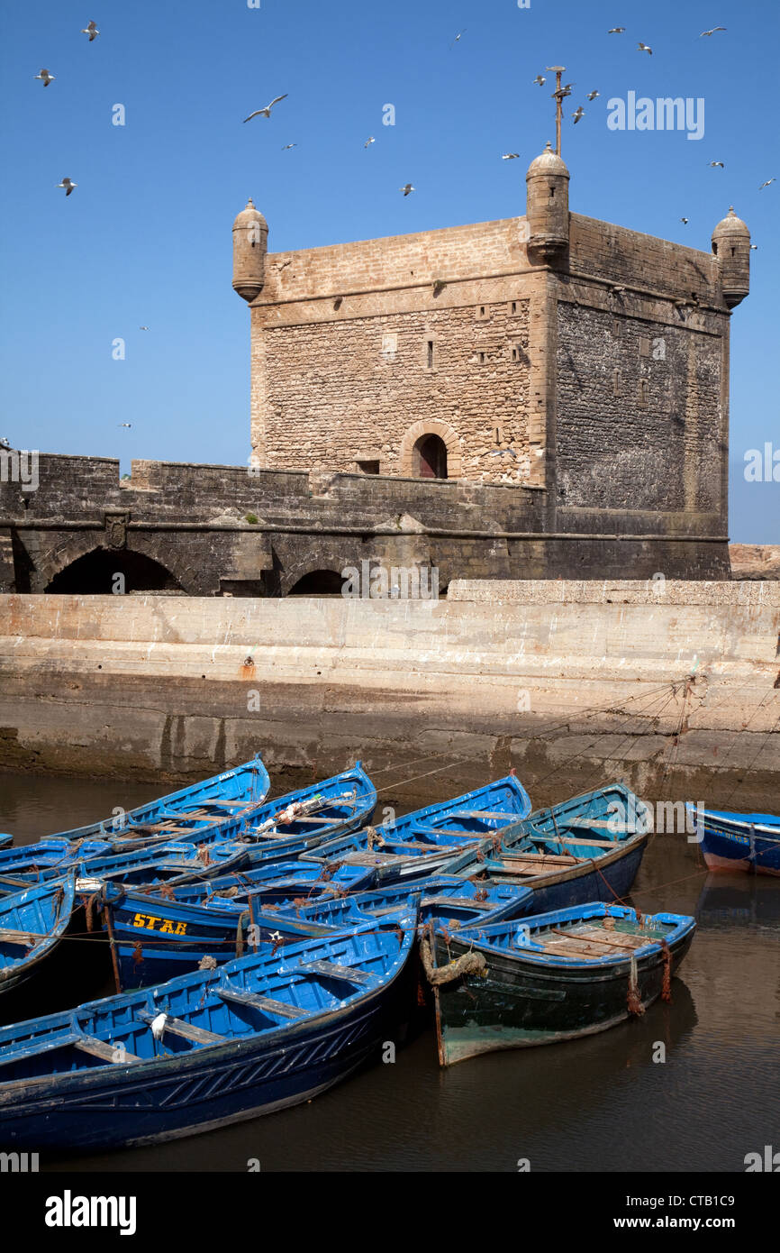 Traditionelle blaue Fischerboote im Hafen von der Scala Bastion, Essaouira, Marokko Afrika Stockfoto