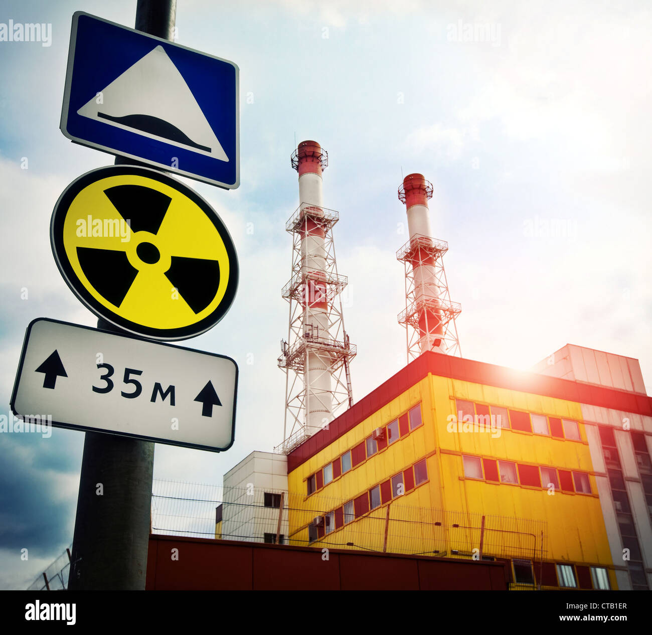 Kernkraftwerk mit Radioaktivität Zeichen Stockfoto