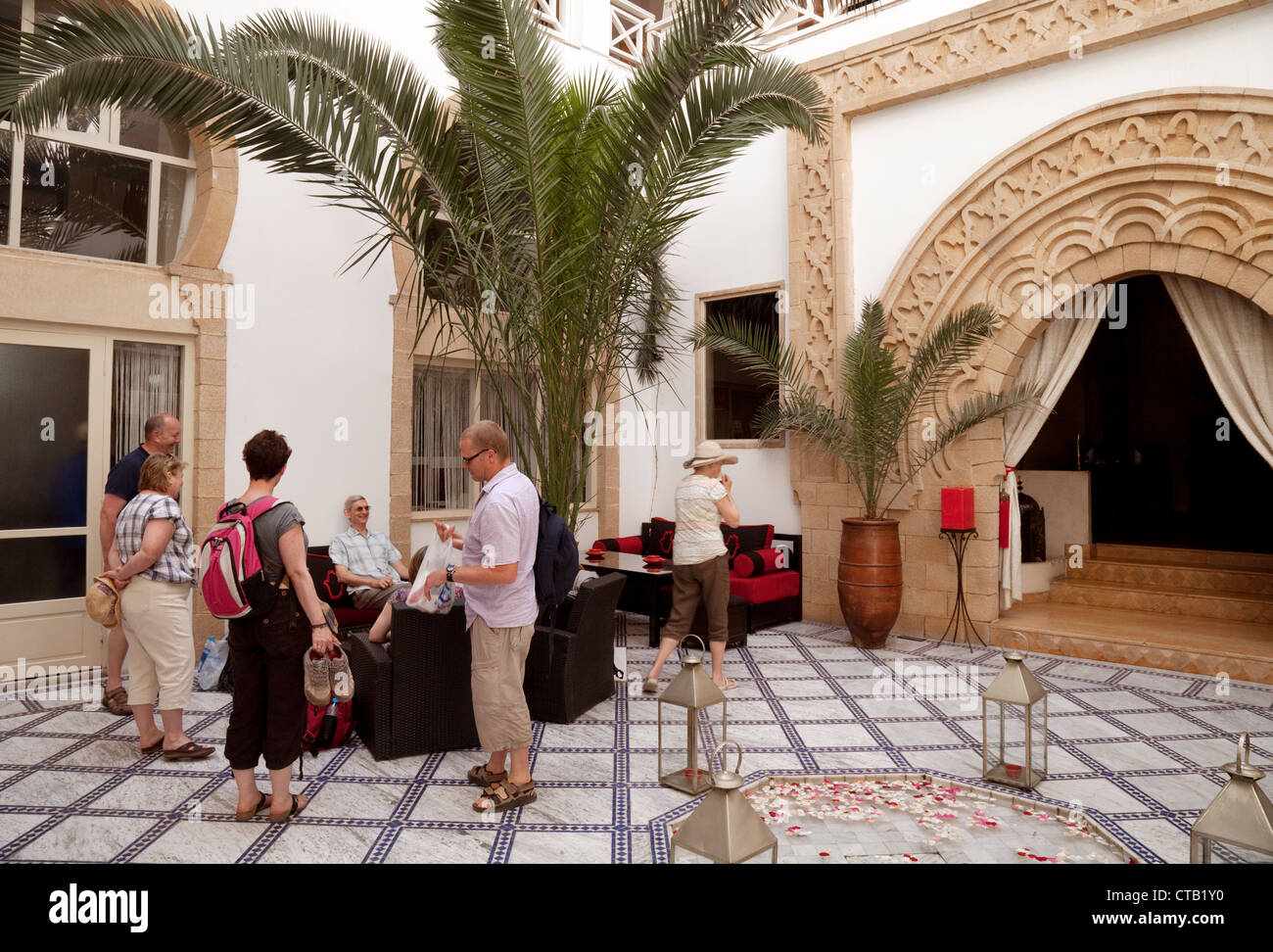 Eine Gruppe von Touristen an der Rezeption im Dar L'ouissa Riad Hotel, Essaouira, Marokko Afrika Stockfoto