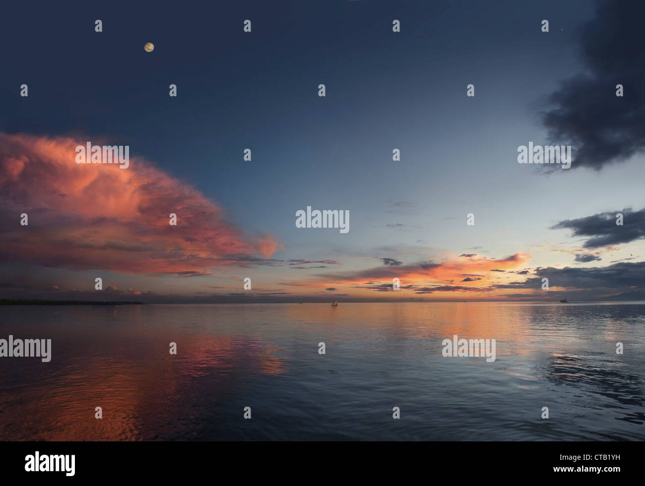 Rote Wolke über dem Amazonas bei Sonnenuntergang, Amazonas, Amazonas, Brasilien Stockfoto