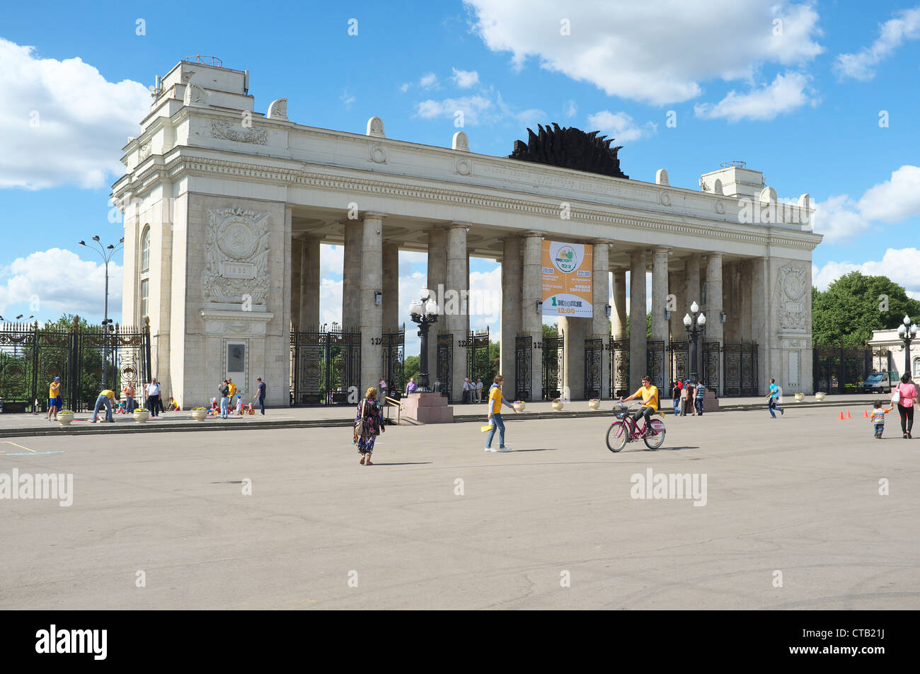 Haupttor zum Gorki Park in Moskau Stockfoto