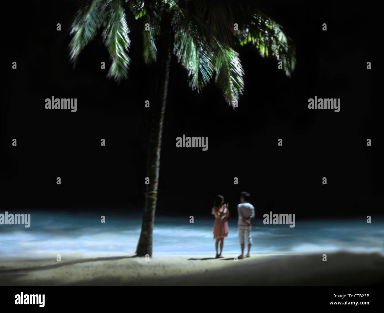 Junges Paar am Strand in der Nacht in Insel Panay, Boracay, Visayas, Philippinen Stockfoto