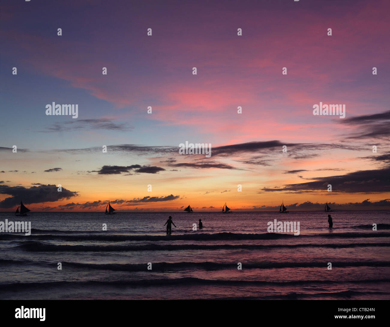 Segelboote, Sonnenuntergang in Boracay, Insel Panay, Visayas, Philippinen Stockfoto