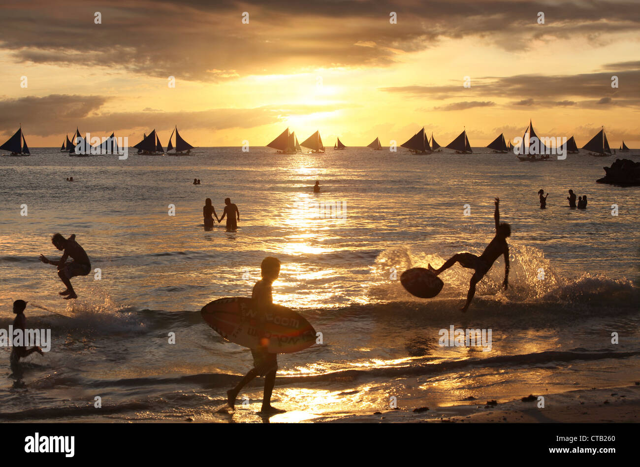 Menschen bei Sonnenuntergang, Boracay, Panay Island, Visayas, Philippinen Stockfoto