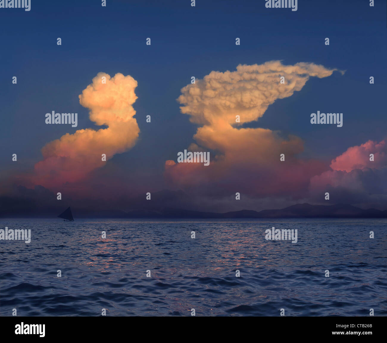 Cumulonimbus Wolken in Form von Sphinx über Insel Luzon, Philippinen, Asien Stockfoto