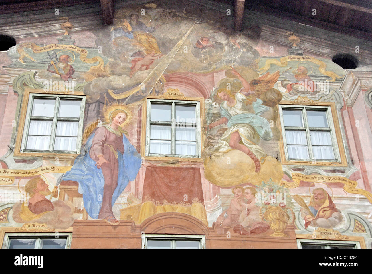 Bemalten Fassaden mit Fresken von typischen Häusern in Mittenwald, Bayern, Deutschland Stockfoto
