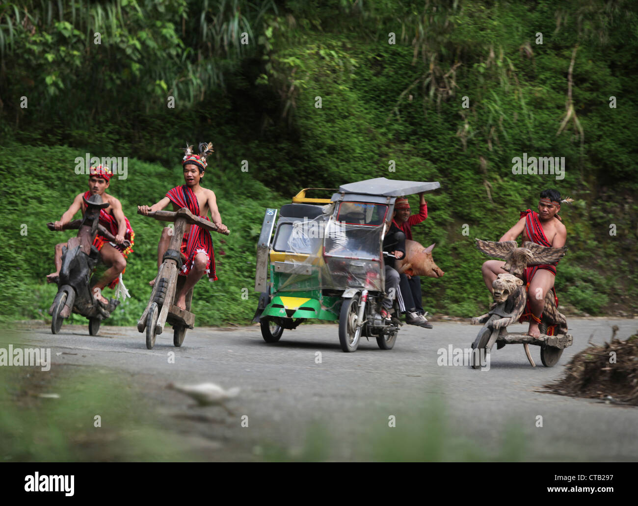 Ifugao Männer Beschleunigung auf hölzernen Roller, Banaue, Ifugao, Insel Luzon, Philippinen Stockfoto
