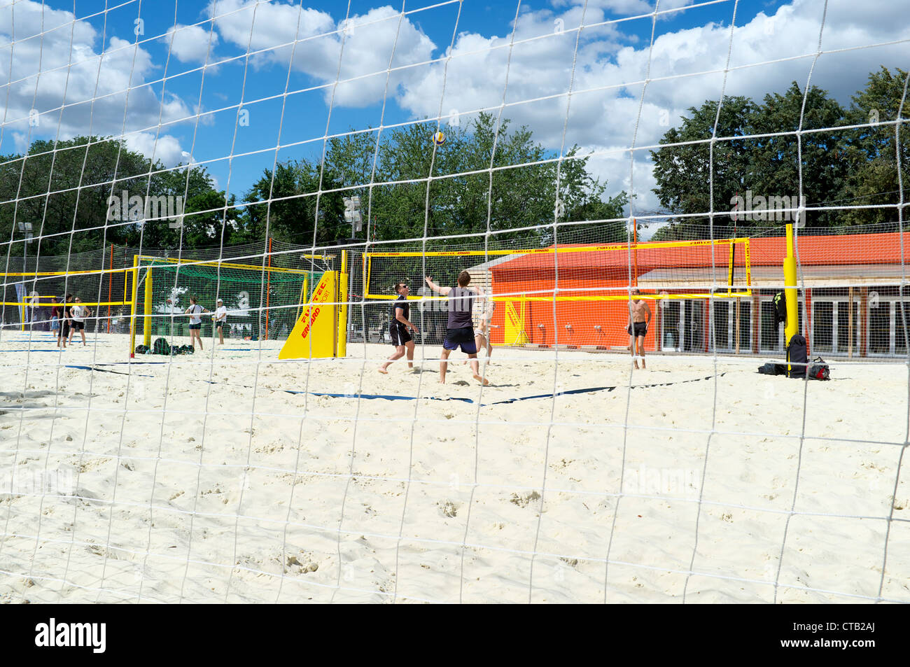 Junge Menschen, Volley-Ball spielen. Gorky Park, Moskau, Russland Stockfoto