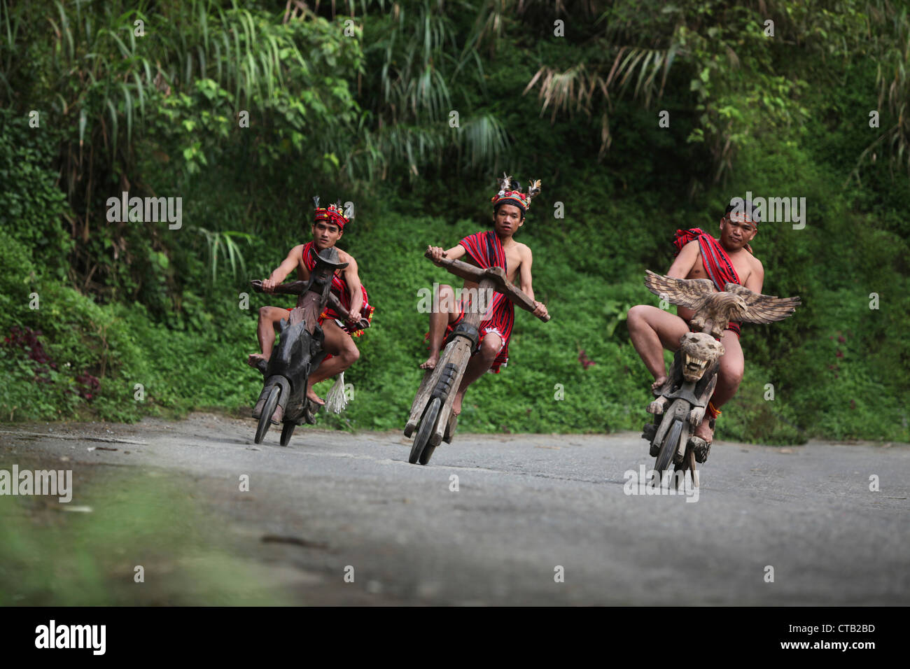 Ifugao Männer Beschleunigung auf hölzernen Roller, Banaue, Ifugao, Insel Luzon, Philippinen Stockfoto