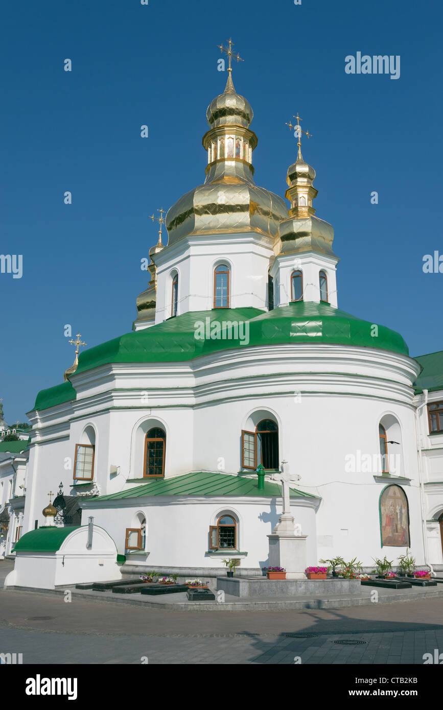 Kirche der Kreuzerhöhung (1700) im Kiewer Höhlenkloster mit Eingang in der Nähe von Höhlen Stockfoto