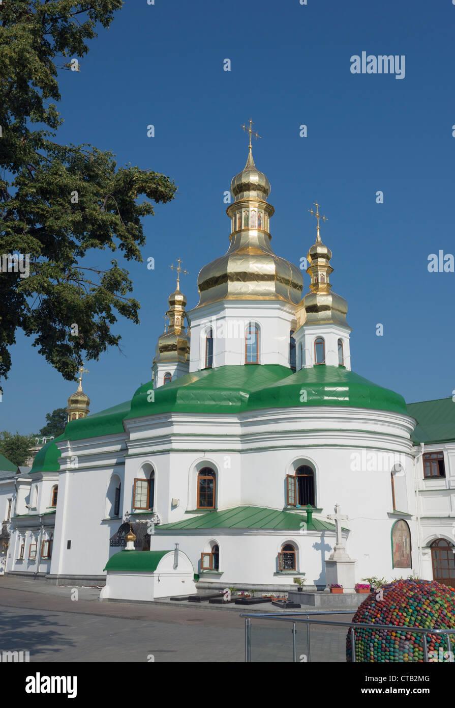 Kirche der Kreuzerhöhung (1700) im Kiewer Höhlenkloster mit Eingang in der Nähe von Höhlen Stockfoto