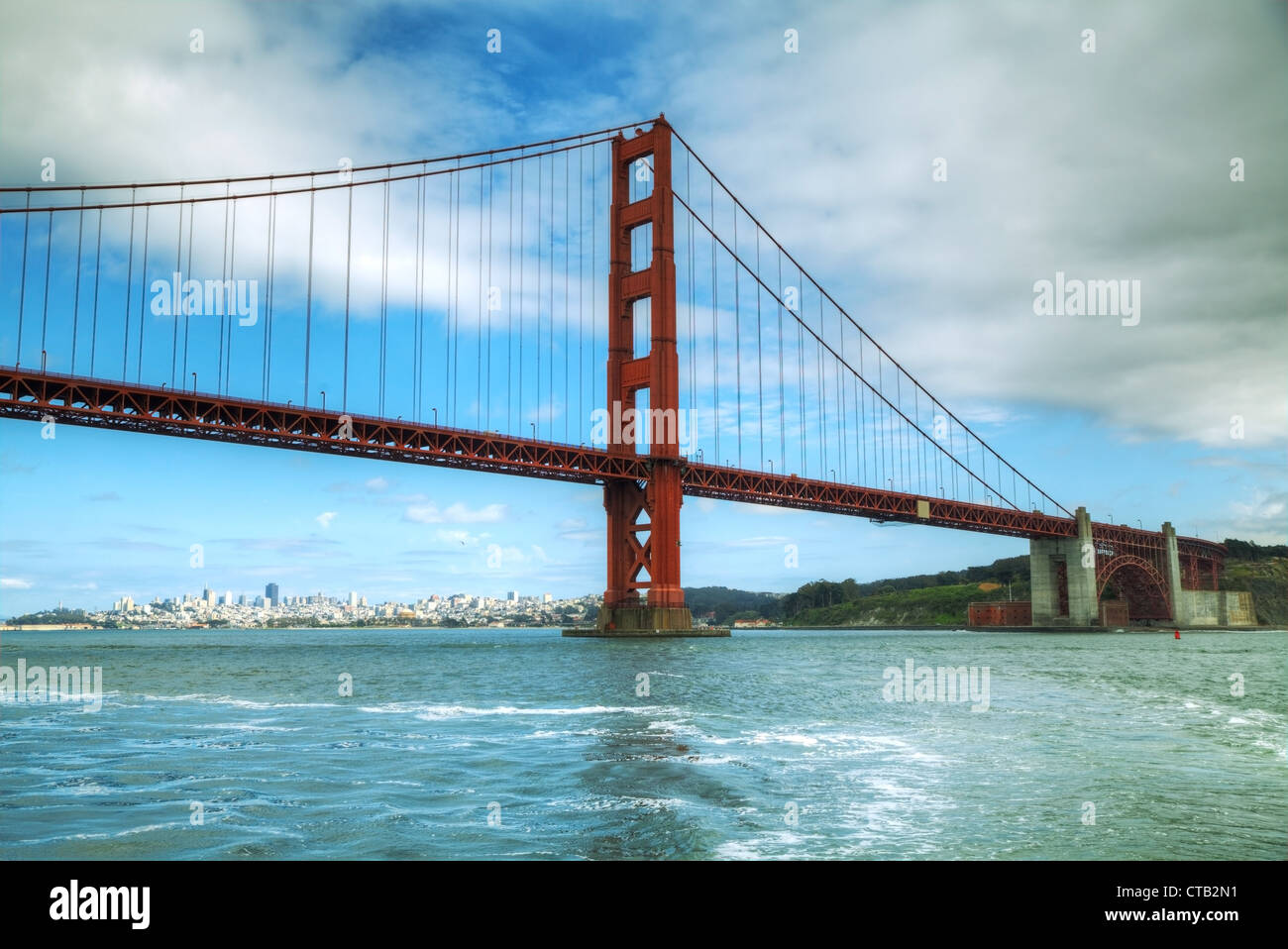Golden Gates-Brücke in der Bucht von San Francisco am Morgen Stockfoto