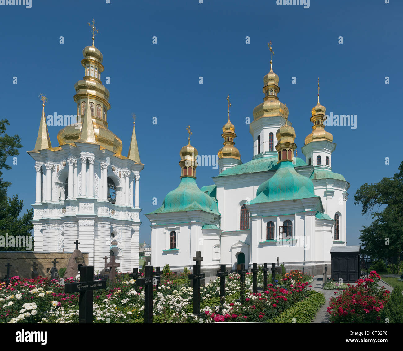 Kirche der Geburt der Jungfrau Maria (1696) und Glockenturm (1761) in fernen Höhlen im Kiewer Höhlenkloster Stockfoto