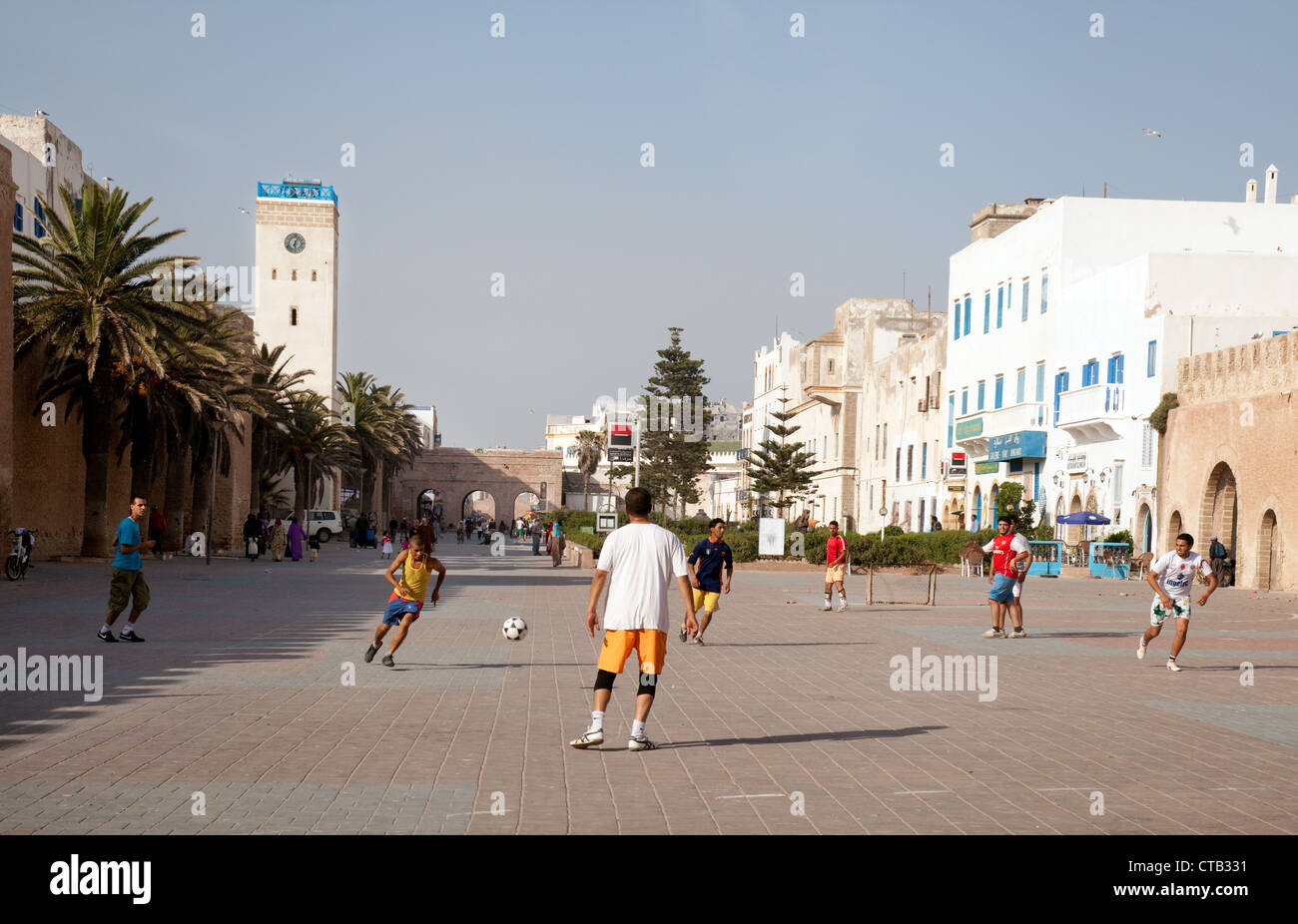 Arabische Jugendliche spielen Fußball auf den Gassen in der Medina Essaouira, Marokko Afrika Stockfoto