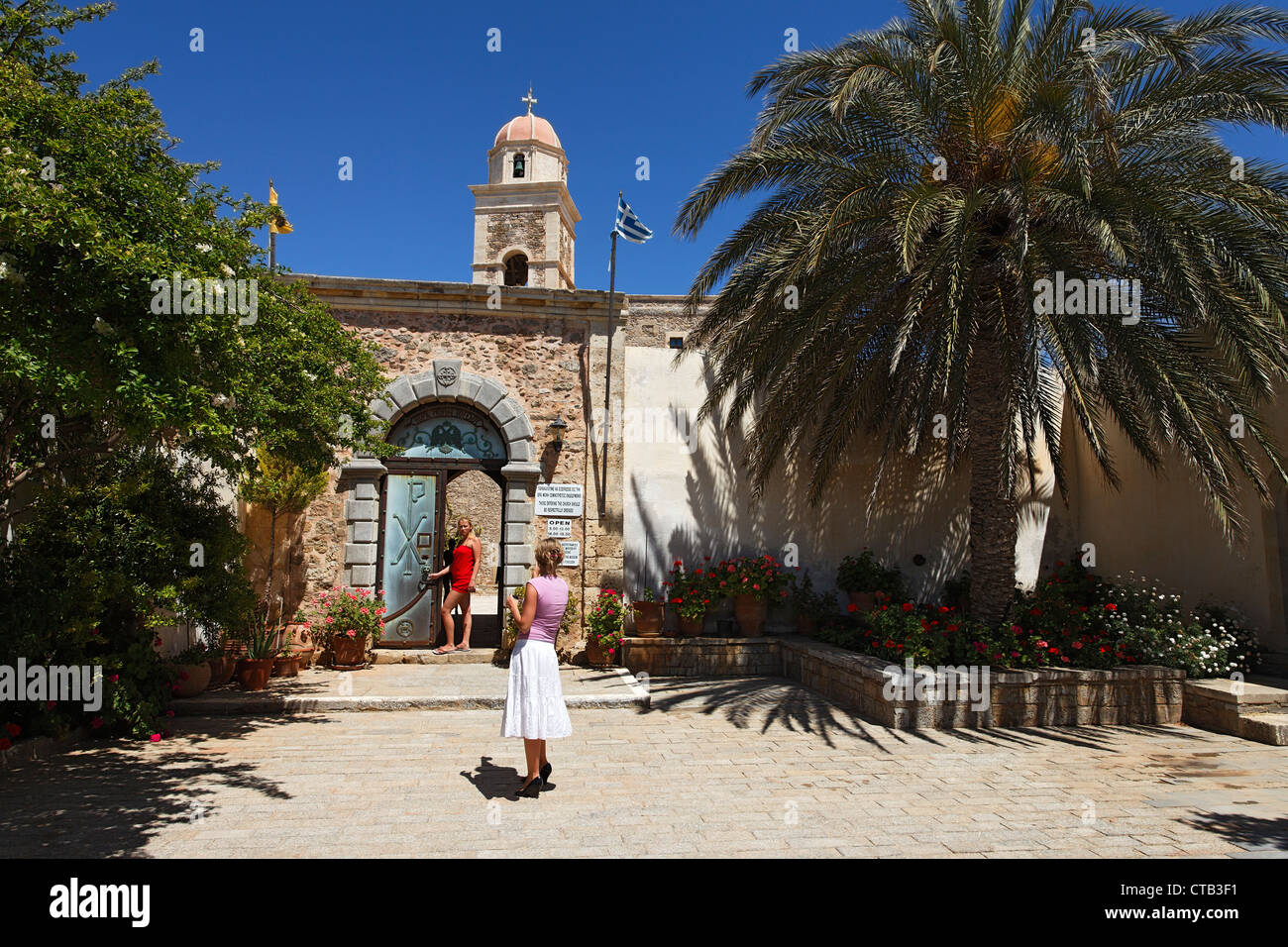 Touristen, die Moni Toplou, Kreta, Griechenland Stockfoto