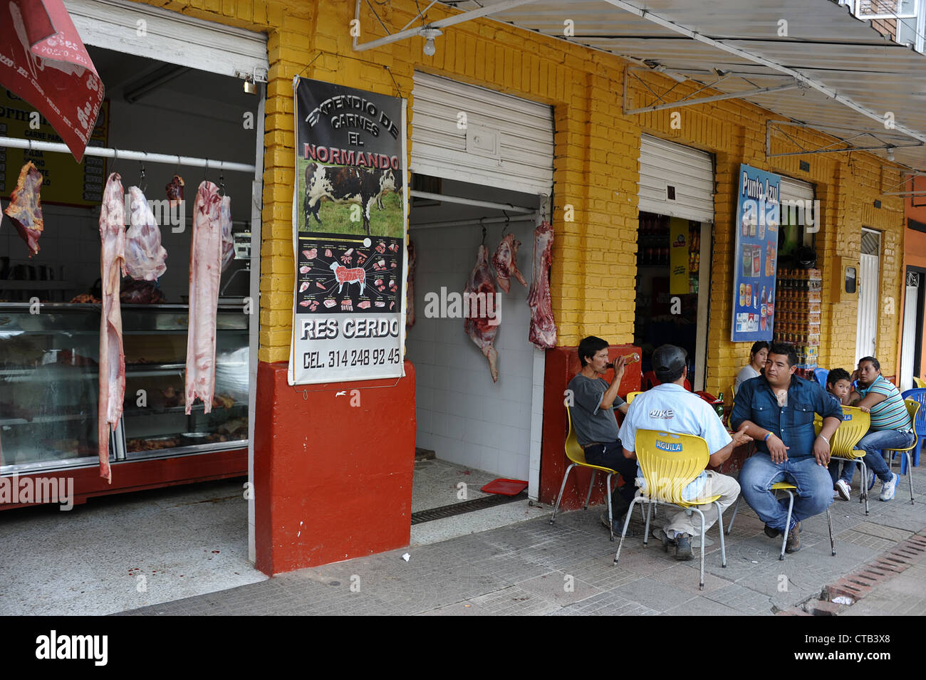 Gruppe von Freunden trinken außerhalb im Straßencafé in Silvania Dorf, Kolumbien, Südamerika. Stockfoto