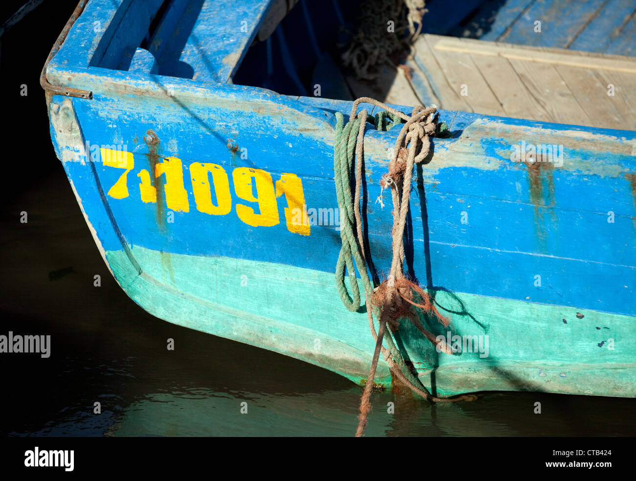 Der Stern von einem traditionellen bunten hölzernen Fischerboot, Essaouira Marokko Afrika hautnah Stockfoto