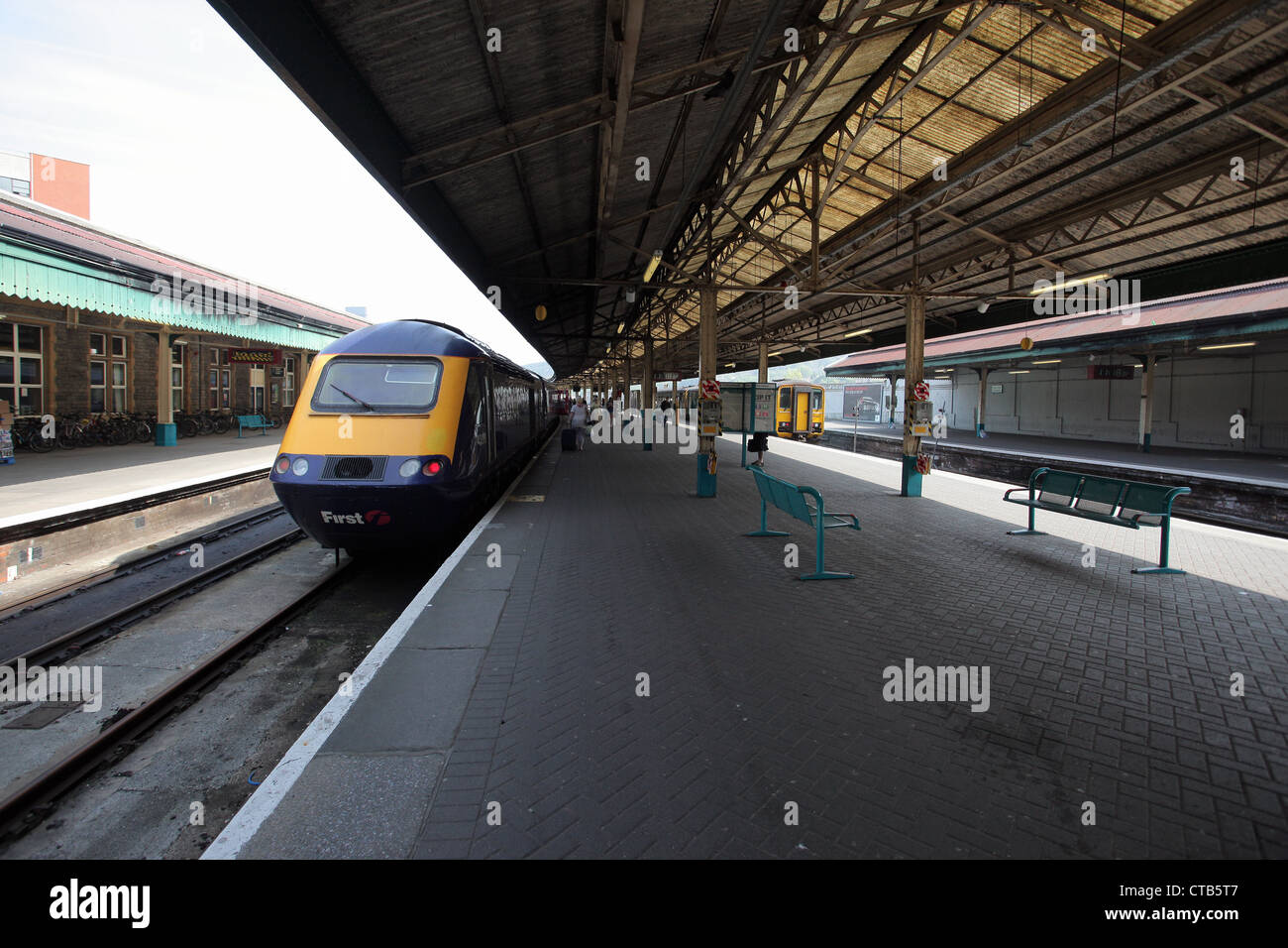 Ein HST 125 InterCity British Rail, die ersten großen westlichen London nach Swansea Zug Ankunft am Bahnhof von Swansea, Südwales Stockfoto