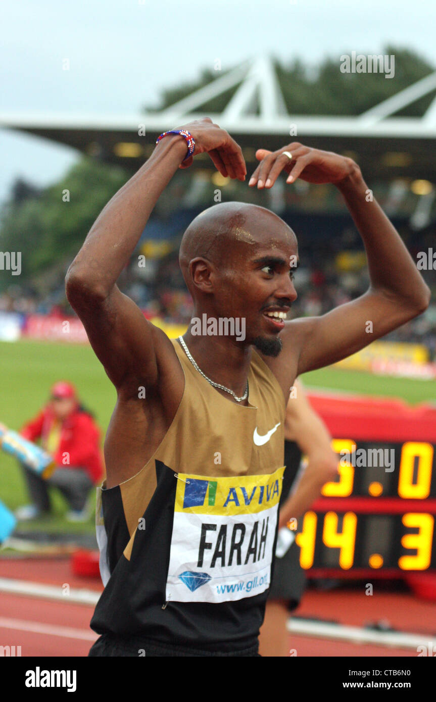 Mo FARAH (GBR) feiert nach dem Sieg der Herren 5000 Meter bei AVIVA London Grand Prix 2012 im Crystal Palace, London. Stockfoto