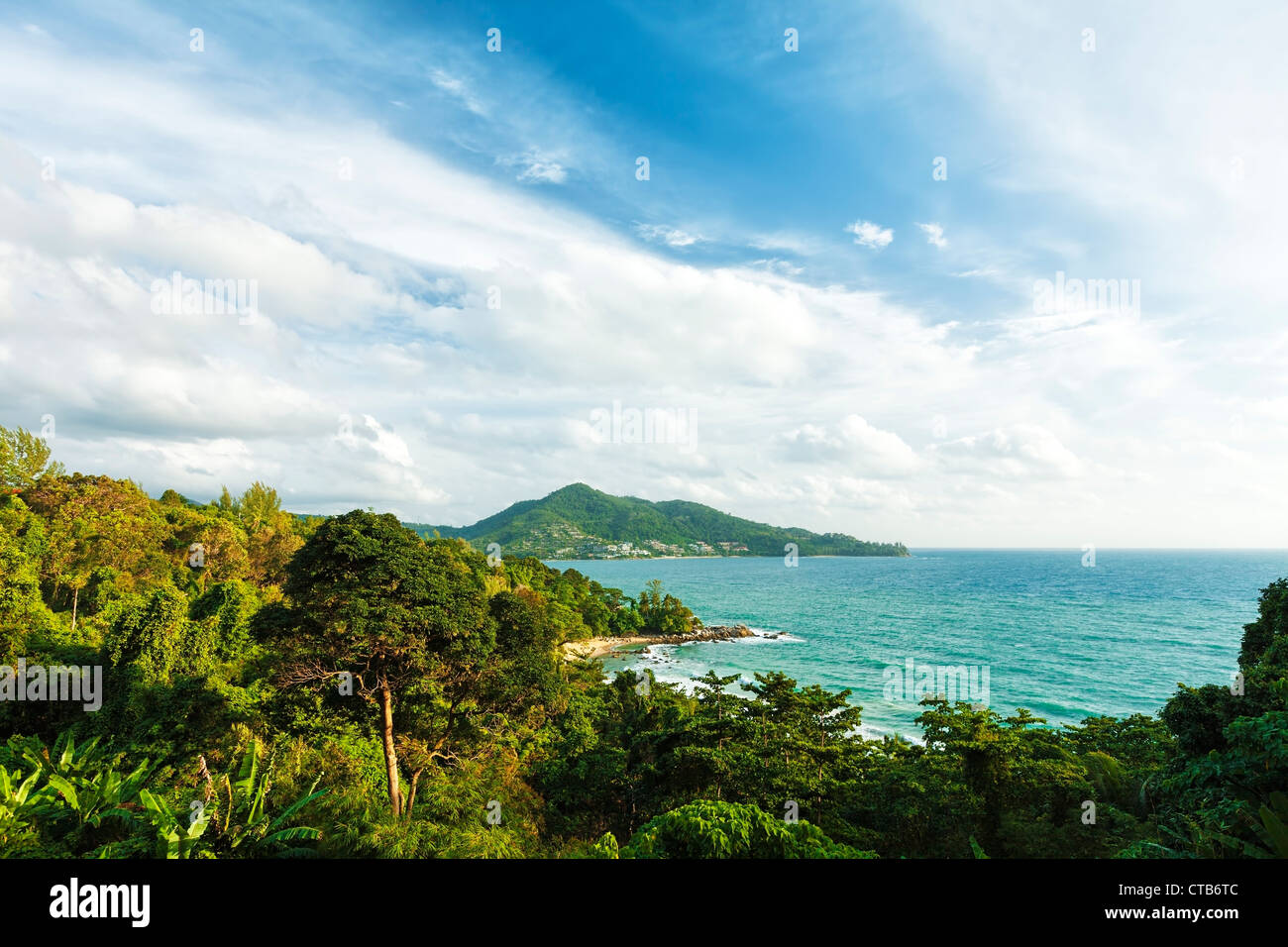 Blick auf den Strand am Kap Singh. Insel Phuket, Thailand. Super-Weitwinkel erschossen. Stockfoto
